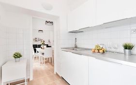 Apartment By The Colosseum - White Chic Flats